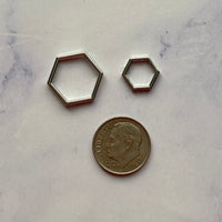 10 Honeycomb Stitch Markers + Bee Progress Keeper, Small and Large in 1.5" plastic screw on container
