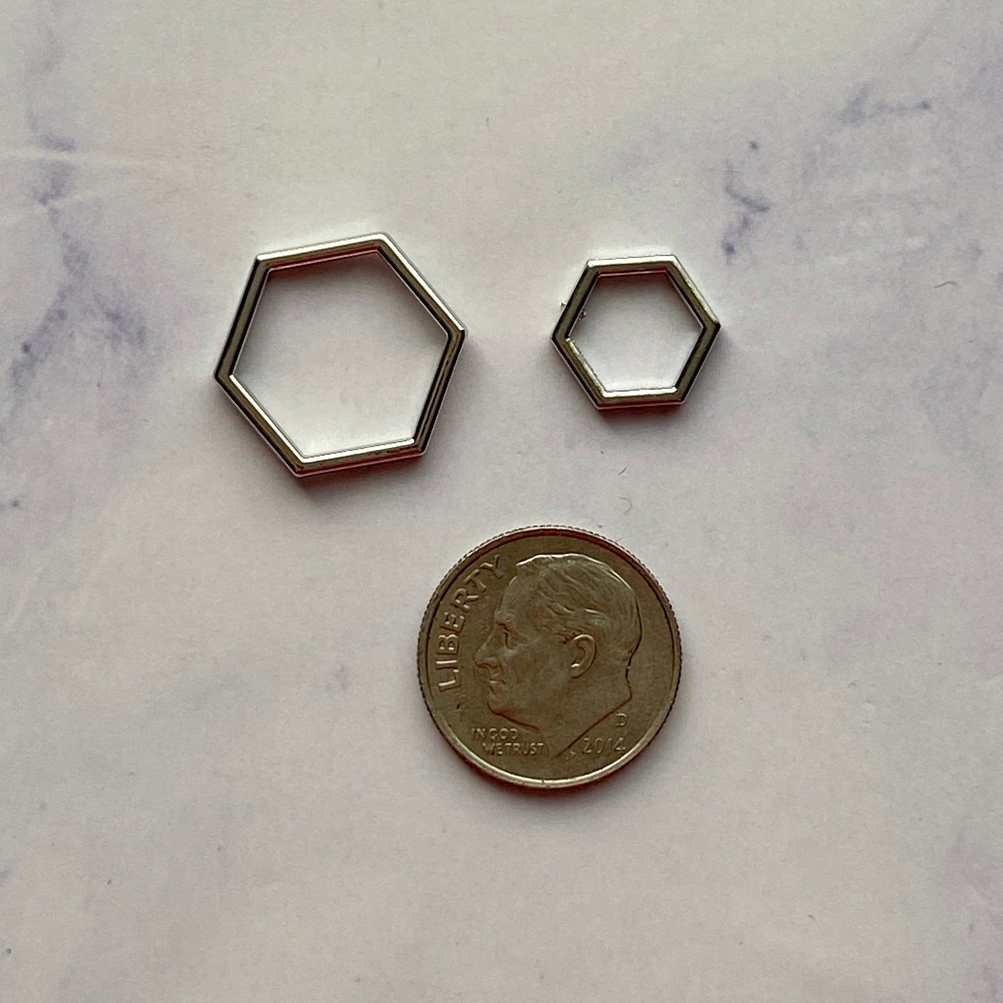 10 Honeycomb Stitch Markers + Bee Progress Keeper, Small and Large in 1.5" plastic screw on container